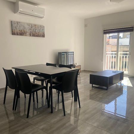 F10 Room 1, Private Double Room With Private Bathroom In Shared Flat Msida Eksteriør bilde