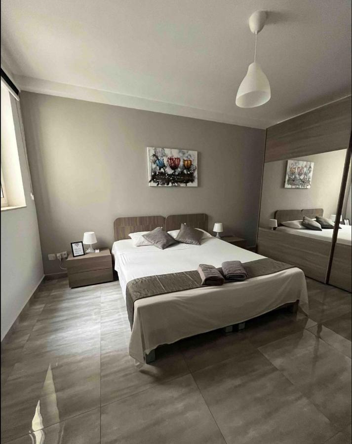 F10 Room 1, Private Double Room With Private Bathroom In Shared Flat Msida Eksteriør bilde